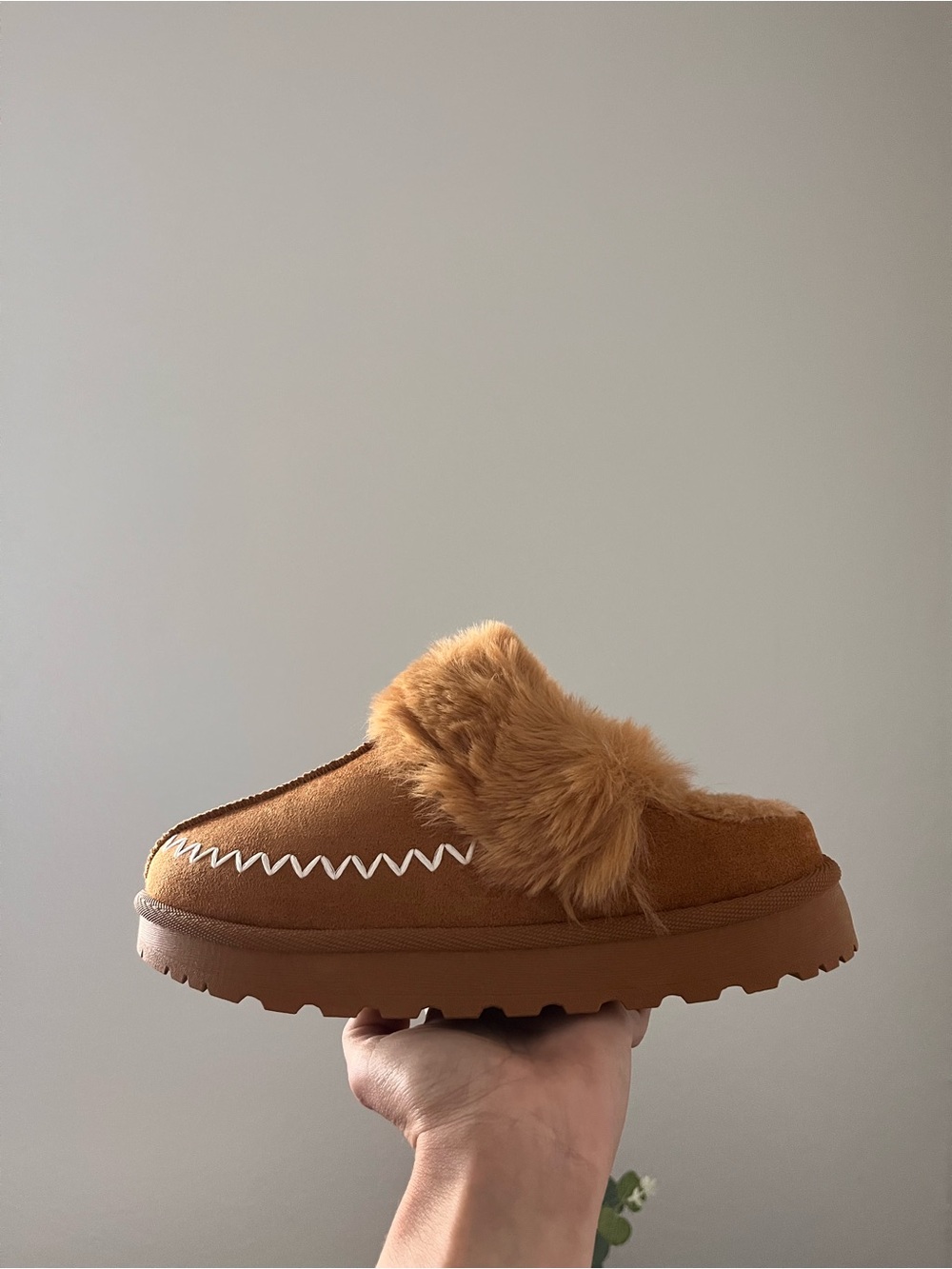 Olivia & Kate Women’s Chestnut Warm Lined Clogs Size 8 Slippers
